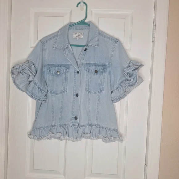 Twelve by Ontwelfth Light Blue Ruffle Sleeve Denim Jacket Size Large - Picture 2 of 7